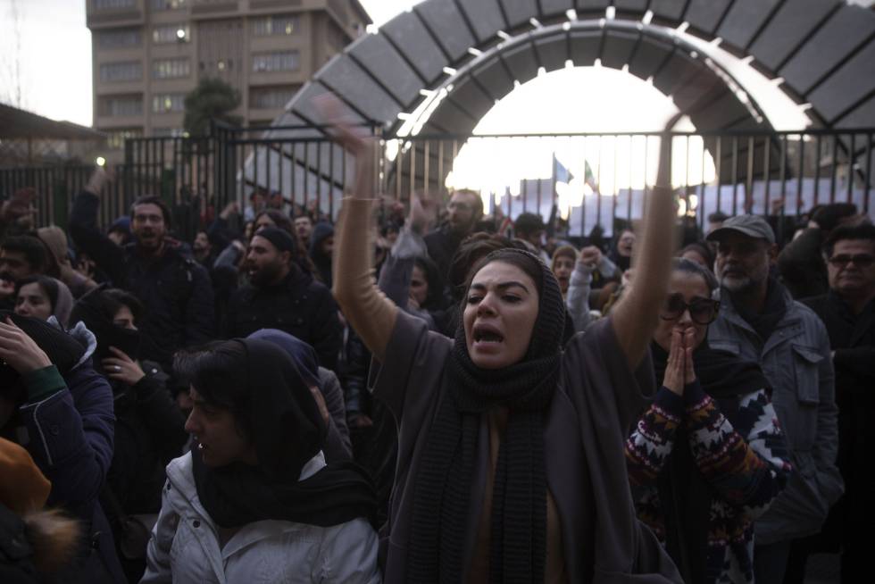 Varios manifestantes iraníes se congregan frente a la universidad Amri Kabir contra el Gobierno, el 11 de enero de 2020.  