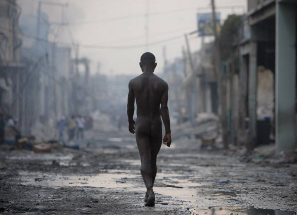 Un hombre desnudo pasea por las calles destruidas de Puerto Príncipe. El gran terremoto del 12 de enero de 2010 y las réplicas posteriores devastaron la capital de Haití.