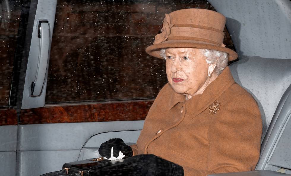 Isabel II, a la salida del servicio dominical en Sandringham, este domingo.