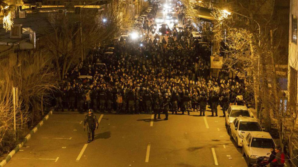 La policía antidisturbios iraní vigila a los manifestantes frente a la Universidad Amir Kabir de Teherán, este sábado. En vídeo, declaraciones del presidente iraní, Hasan Rohani.