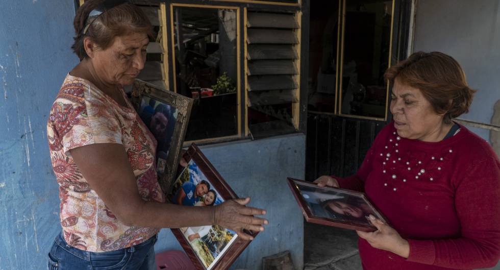Isabel Cornejo y Lupita Villeda enseñan fotos de sus hijos fallecidos.