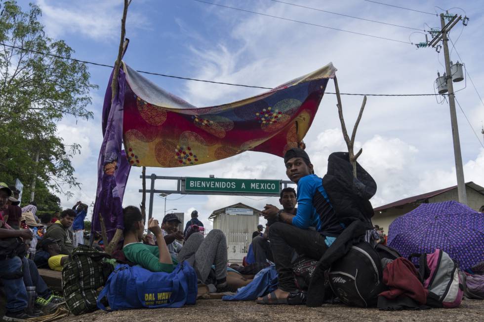 La caravana de migrantes centroamericanos espera a las puertas del puesto fronterizo de El Ceibo