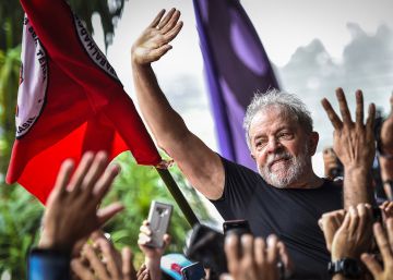 Lula da Silva saluda a sus seguidores en São Bernardo do Campo, el 9 de noviembre de 2019.