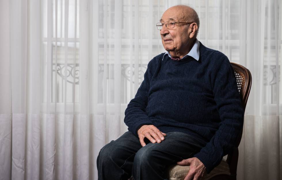 Raphaël Esrail, superviviente de Auschwitz, este sábado en su casa en París.