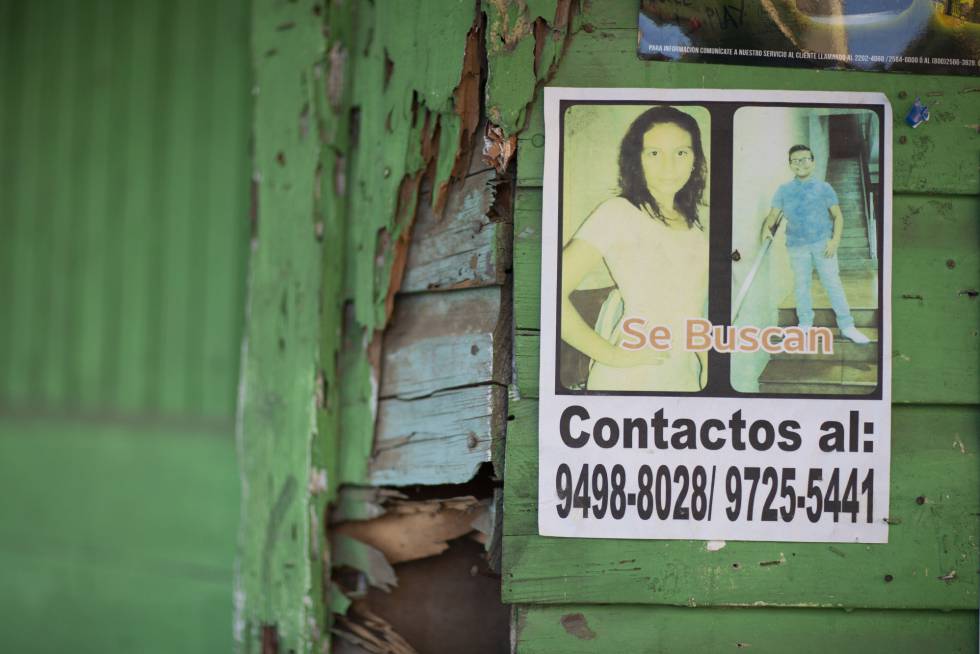 Anuncio de se busca a Enoc Misael, en las calles del centro de Tela, Honduras.