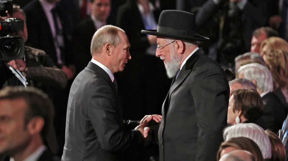 Vladímir Putin saluda al presidente del Consejo del Museo Yad Vashem, el rabino Israel Meir Lau, el jueves pasado en Jerusalén.