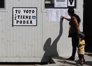 Una mujer busca su mesa para votar en Lima, Perú. 