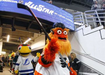 ‘Gritty’, la mascota de hockey denunciada por su rudeza