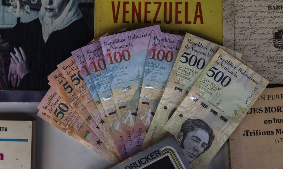 Algunos bolívares en una vieja librería en Venezuela.