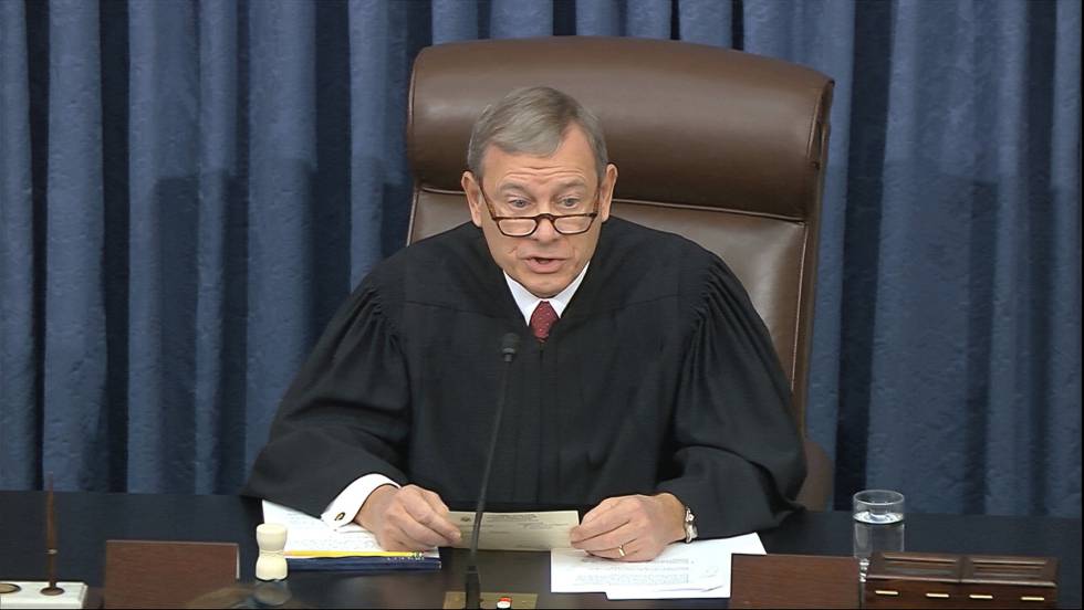 El juez John Roberts, leyendo la primera pregunta de los senadores.