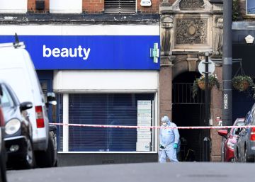 Un forense camina dentro de la zona acordonada tras el ataque del domingo en Londres.