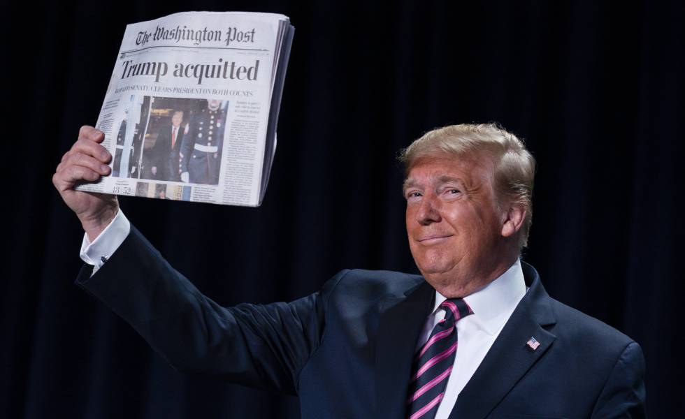 Trump muestra la primera página de 'The Washington Post' de este jueves.