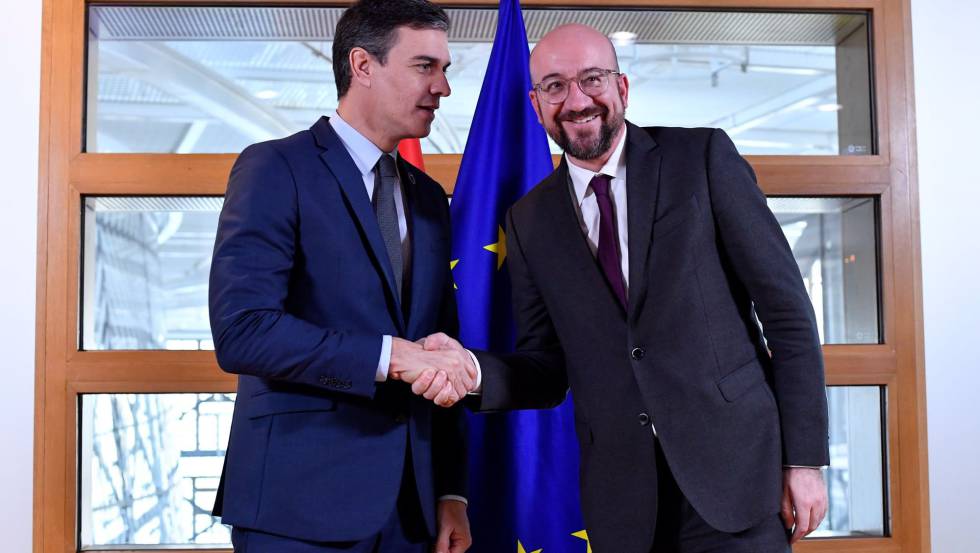 El presidente del Gobierno español, Pedro Sánchez, saluda al presidente del Consejo Europeo, Charles Michel, el miércoles en Bruselas.