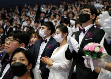 Miles de parejas celebran una boda masiva en Corea del Sur pese al miedo por el coronavirus