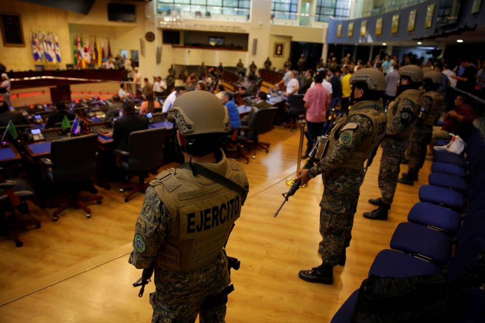 Militares tras irrumpir en la Asamblea de El Salvador.