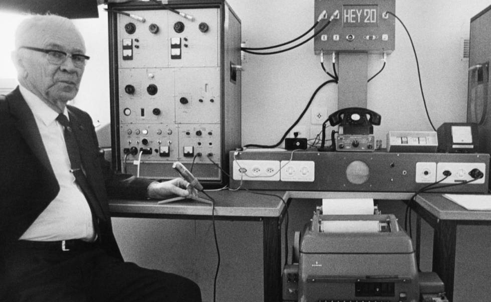 Boris Hagelin, con una máquina de cifrado. GETTY
