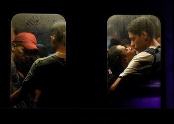 Sin dinero para motel o condones: la crisis restringe la sexualidad de los jóvenes venezolanos