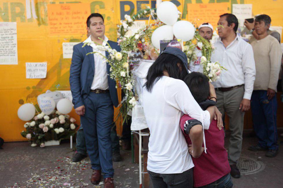 Hermanos de Fátima lloran frente a su ataúd durante el funeral.