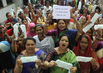 Universitarias indias denuncian que sus profesoras las desnudaron para ver si tenían la regla