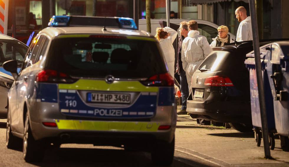 Expertos forenses en el bar donde ocurrió el ataque.