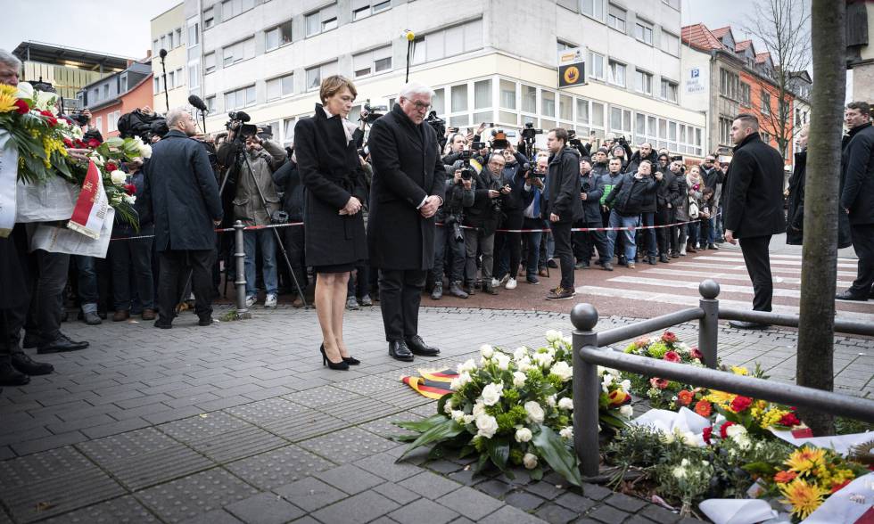 El presidente alemán, Frank-Walter Steinmeier, y su esposa, Elke Büdenbender, en un homenaje a las víctimas, este jueves en Hanau.