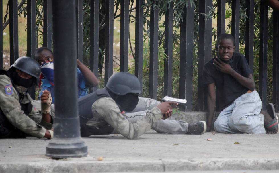 Un policía dispara durante el enfrentamiento con militares en Puerto Príncipe. 