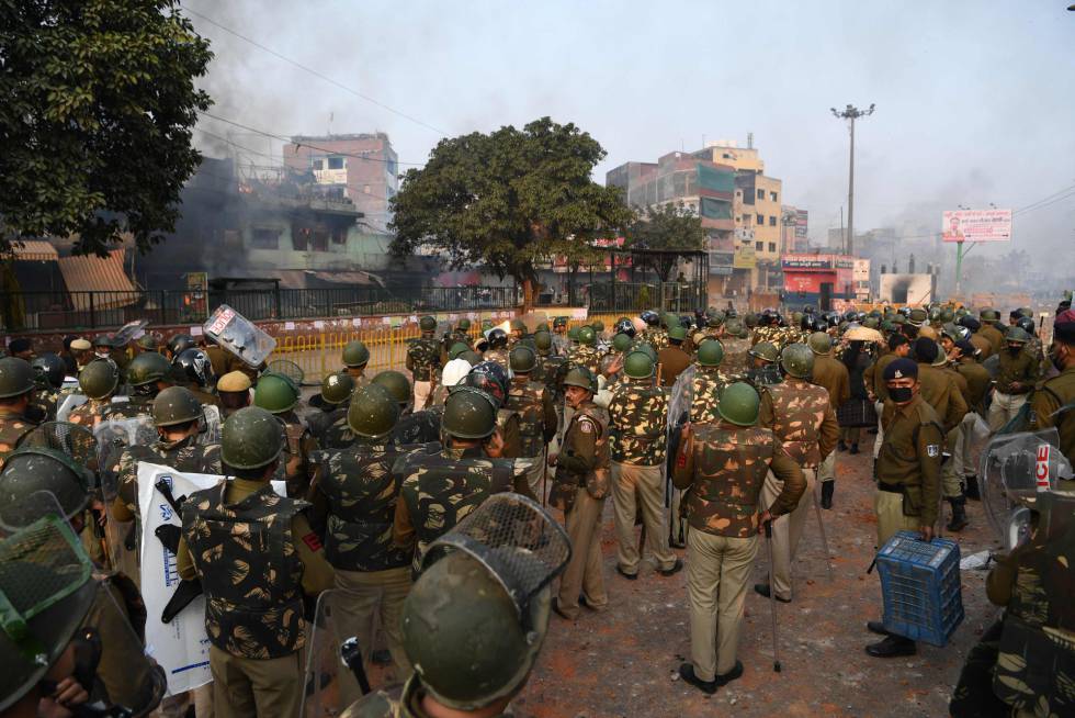 Disturbios en el barrio de Bhajanpura, en Nueva Delhi, el lunes.