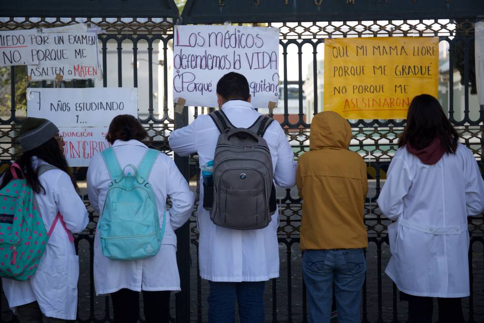 Estudiantes de la Facultad de Medicina cercan los accesos al plantel en protesta.