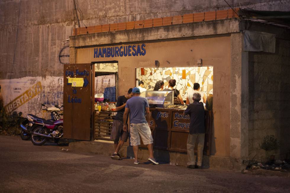 Un comercio de hamburguesas en el barrio de Petare, Venezuela. 