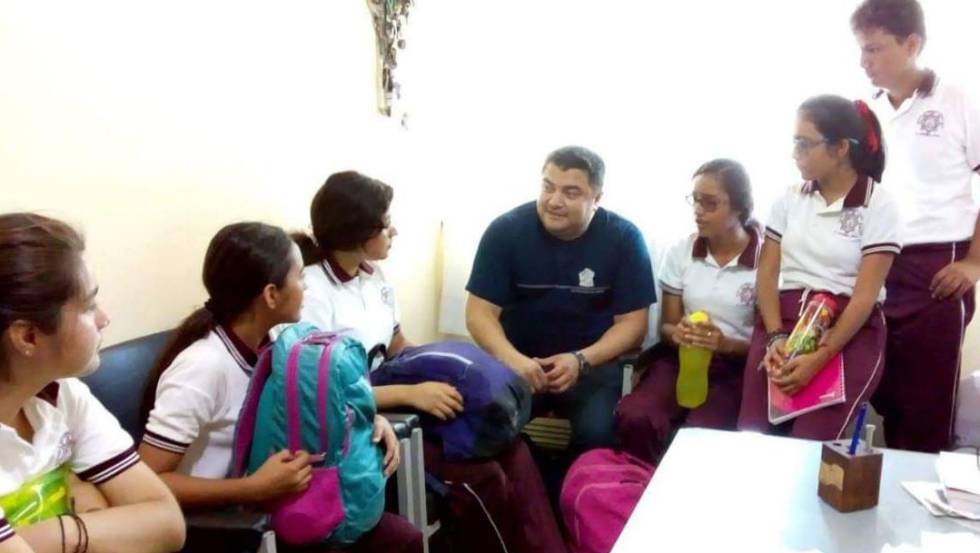 The scientist Cabrera Fuentes with students from El Espinal.