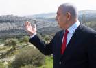 El primer ministro israelí, Benjamín Netanyahu, en un acto de campaña ante un asentamiento.