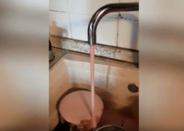 Duchas y grifos que manan vino en un pueblo italiano