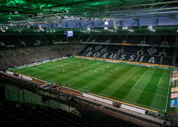 Hinchas de cartón para llenar los estadios de fútbol vacíos