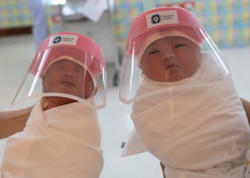 Minipantallas faciales para proteger a los bebés contra el coronavirus