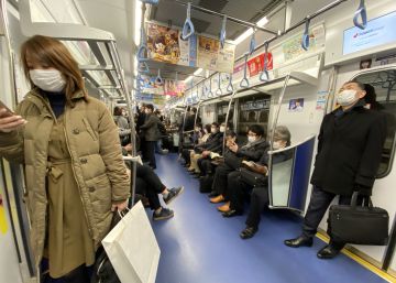 Una campaña masiva de reparto de mascarillas se vuelve en contra del Gobierno de Japón