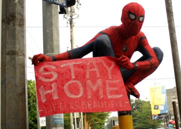 Los superhéroes mandan a niños y adultos llevar mascarilla en Indonesia