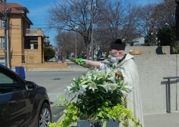 Disparos de agua bendita para evitar contagios