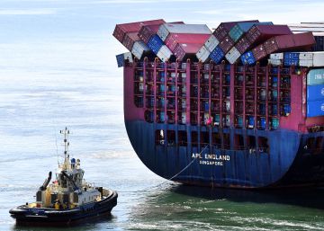 Miles de mascarillas acaban en las playas de Australia tras un accidente