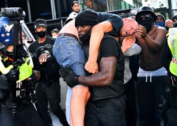 La poderosa imagen del manifestante negro protegiendo a un blanco atacado
