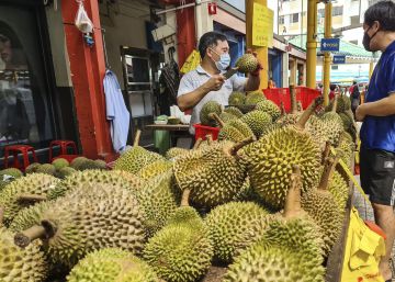El hedor de un paquete con fruta exótica manda a seis carteros al hospital