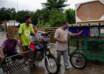 Las clases llegan en ‘rickshaw’ hasta una tribu remota