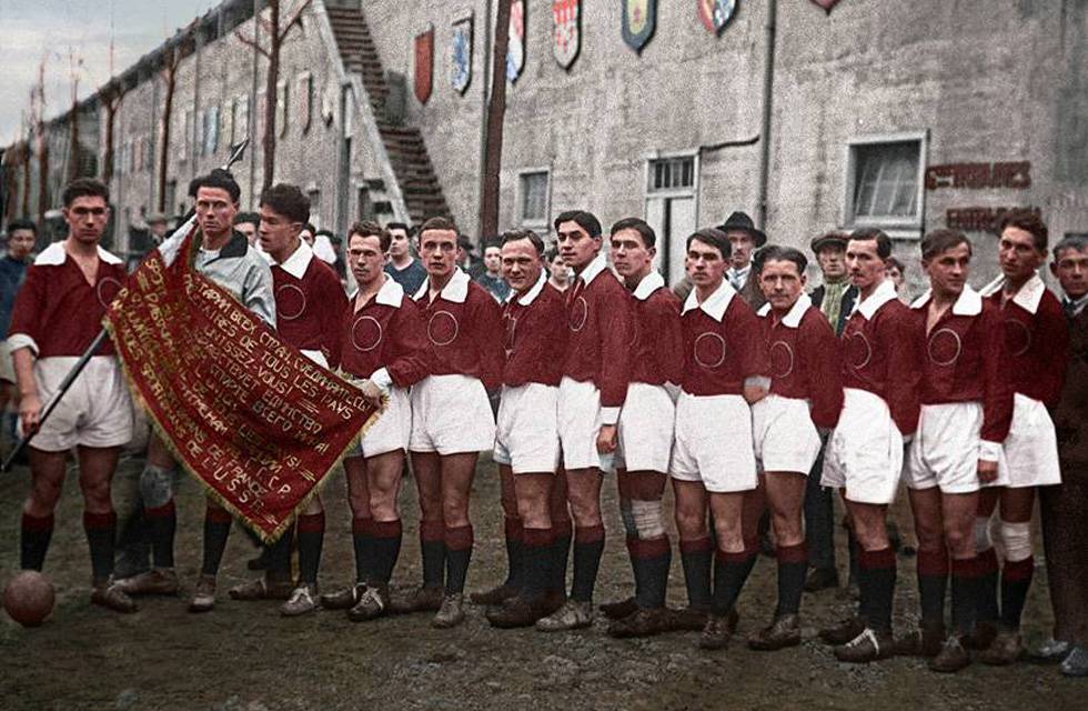 Selección de fútbol de la URSS en 1926. La foto fue coloreada posteriormente.