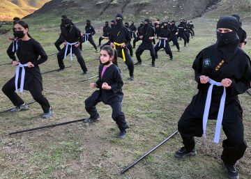 Ninjas kurdos que se entrenan en el arte marcial japonés del espionaje y la guerrilla