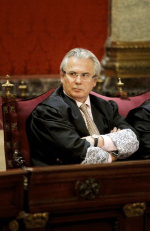 Baltasar Garzón, con toga y puñetas, en un momento del juicio contra él ayer en el Supremo. / CLAUDIO ÁLVAREZ