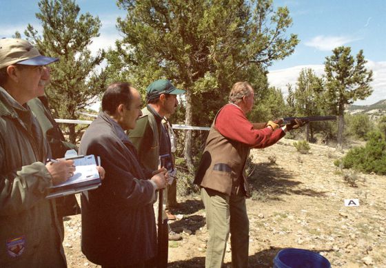 El Rey Juan Carlos practica la modalidad federativa de tiro deportivo de Recorridos de Caza, en Soria en 2001.