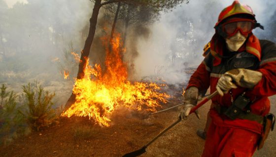 Un fallecido y 3 heridos en la extinción del incendio de Torremanzanas, Alicante