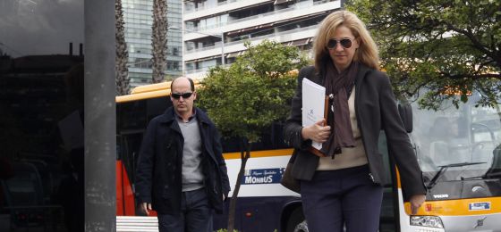 La infanta Cristina llega a su trabajo en Barcelona el pasado 5 de abril. / reuters