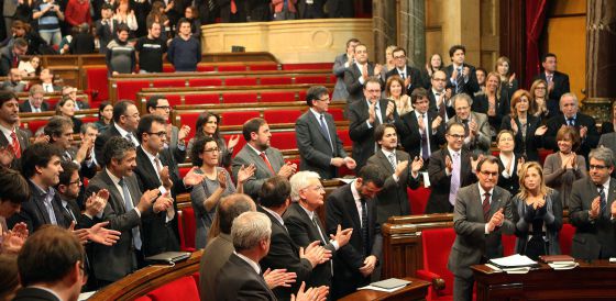 El Parlamento catalán aplaude tras aprobar la declaración soberanista. / gianluca battista