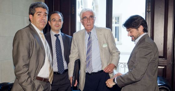 Daniel Osàcar (con pelo blanco), con Homs, Turull y Pujol, en el Parlamento catalán en 2010. / CARLES RIBAS 