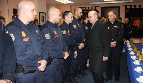 En la foto el ministro de Interior saluda uno a uno a los policías de la UIP, este martes.